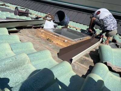 柳川市　台風による雨漏り被害。瓦をメインとした屋根修理工事を実施。トップライトの銅板を交換。