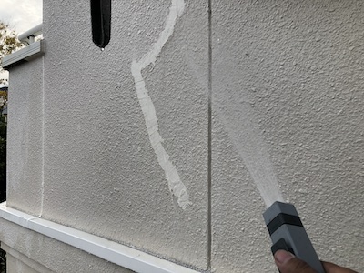 大野城市　雨漏り修理　雨漏り調査　壁面クラックが原因　防水シーリング工事　板金雨切り取り付け工事