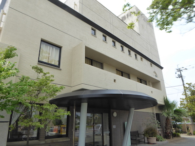 小郡市 Y病院 外壁塗装工事 外壁汚れ 壁の苔 光触媒塗装 塗装長持ち 高耐久塗料