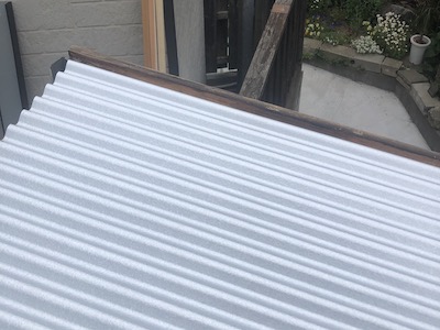 福岡市　中央区　天神　錆びて雨漏りしているトタン屋根の倉庫をガルバリウム波板へ張替　雨漏り修理