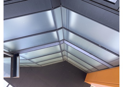 トリアス久山様 映画館　ガラス窓枠からの雨漏り　吹き込み　高所作業車にて点検・防水コーキング処置