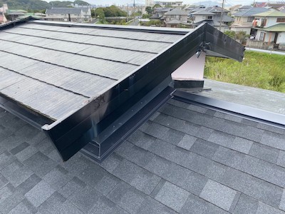 北九州市S様邸　コロニアル塗装で縁切りが行われてない原因による雨漏り。屋根修理 カバー工事 実施