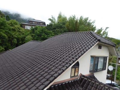 福岡県糸島市 雨漏り修理を行なった瓦屋根が台風で雨漏り再発。瓦葺き直しを保証で行いました。