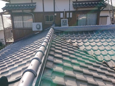 佐賀県 N様邸　九州豪雨での雨漏り被害　壁際の谷板金の交換を行う屋根修理　棟瓦葺き直し